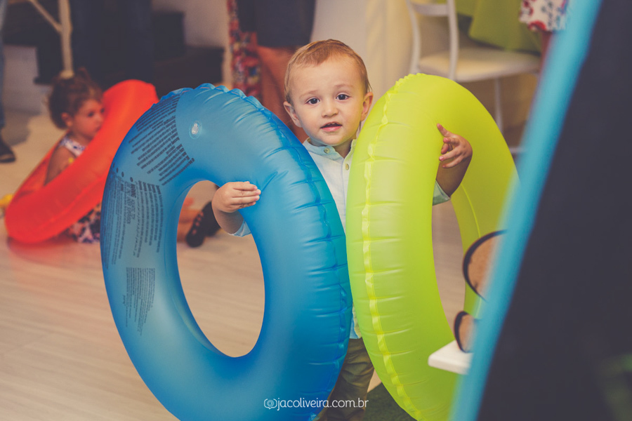 miguel e boias em seu aniversário de 2 anos na toy house com decoração de ursos na praia