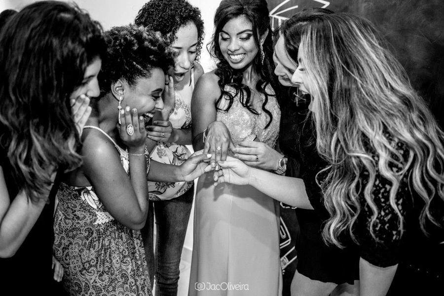 amigas olhando anel de formatura sibely fotografia de formatura porto alegre