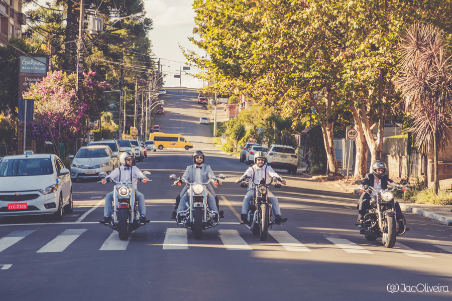 motoqueiros pelas ruas de canela indo para o casamento
