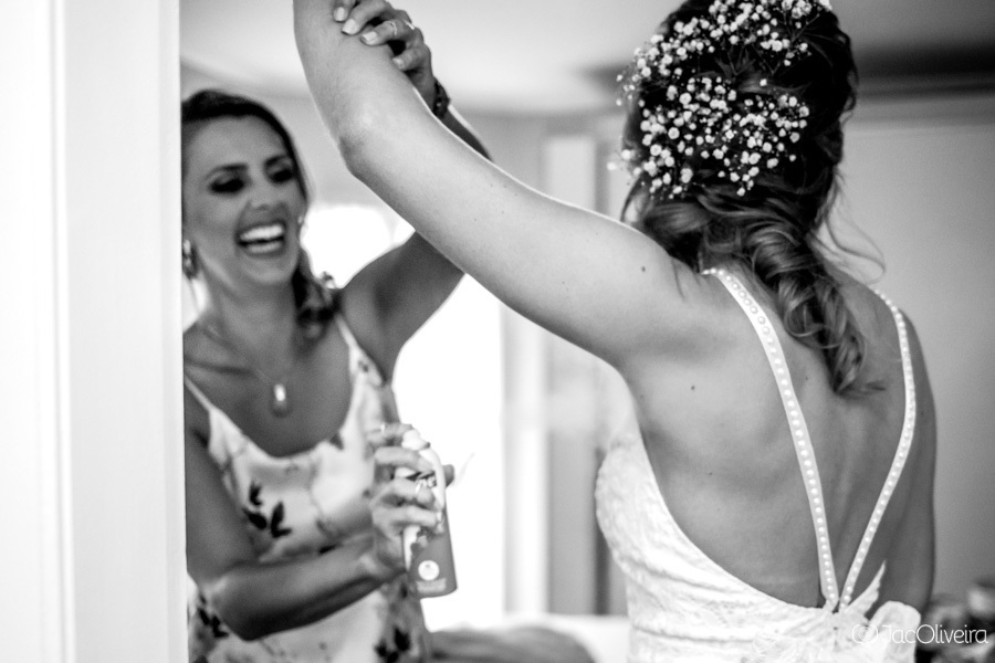 foto divertida da madrinha e irmã passando desodorante na noiva antes do casamento canela rs