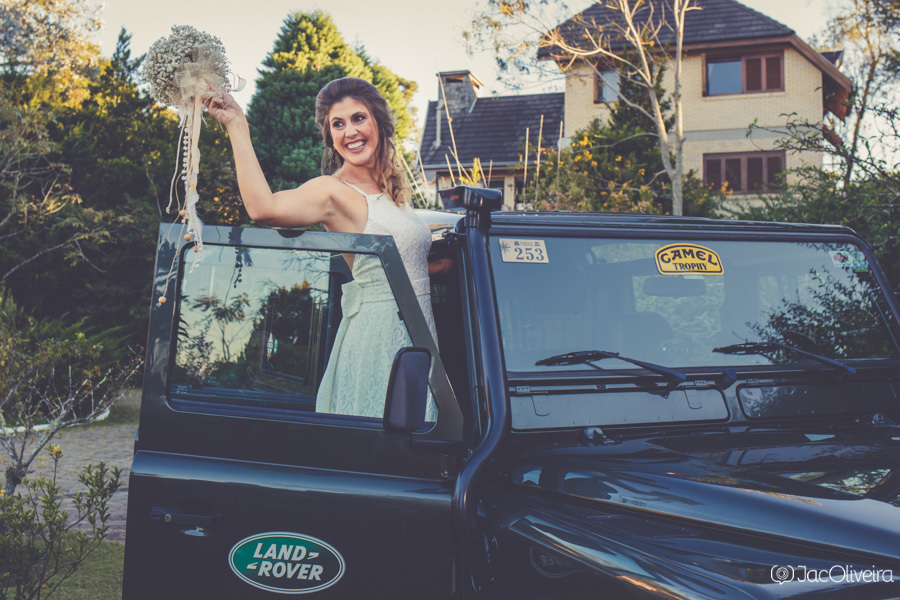 noiva e a land rover para ir ao casamento em canela