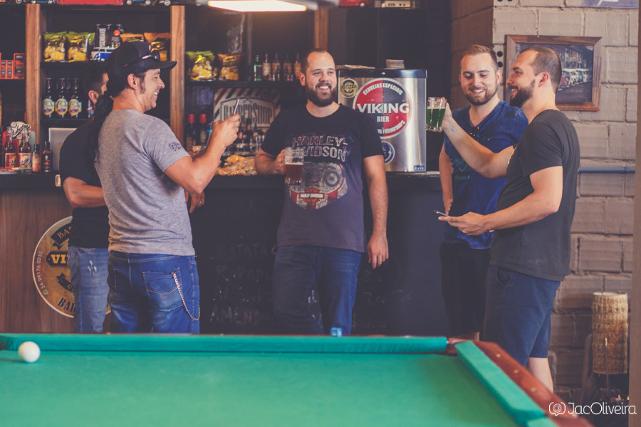 padrinhos e noivos no making of na barbearia em canela rs