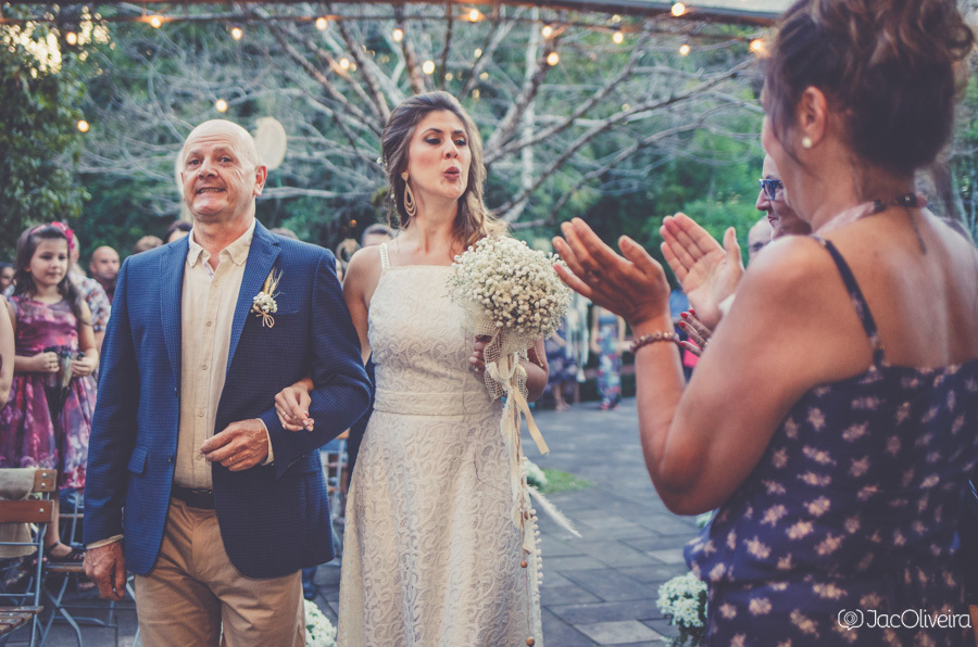 casamento de dia e noiva chegando com o pai manda beijo para mãe Márcia