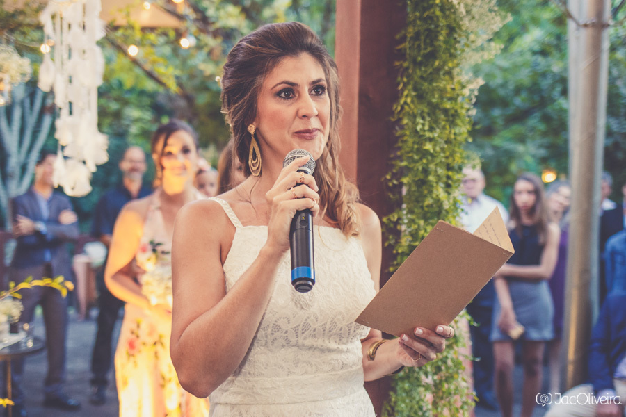 noiva lê votos para noivo e se emociona