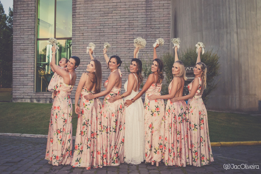madrinhas de casamento com vestidos iguais e noiva com vestido de renda feito pela avó