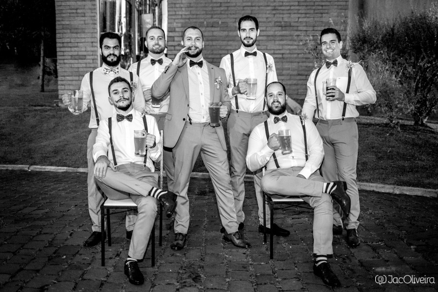 padrinhos e noivos com cerveja artesanal e charutos