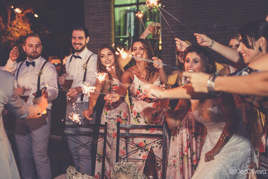 noivos e padrinhos felizes comemorando o casamento em canela