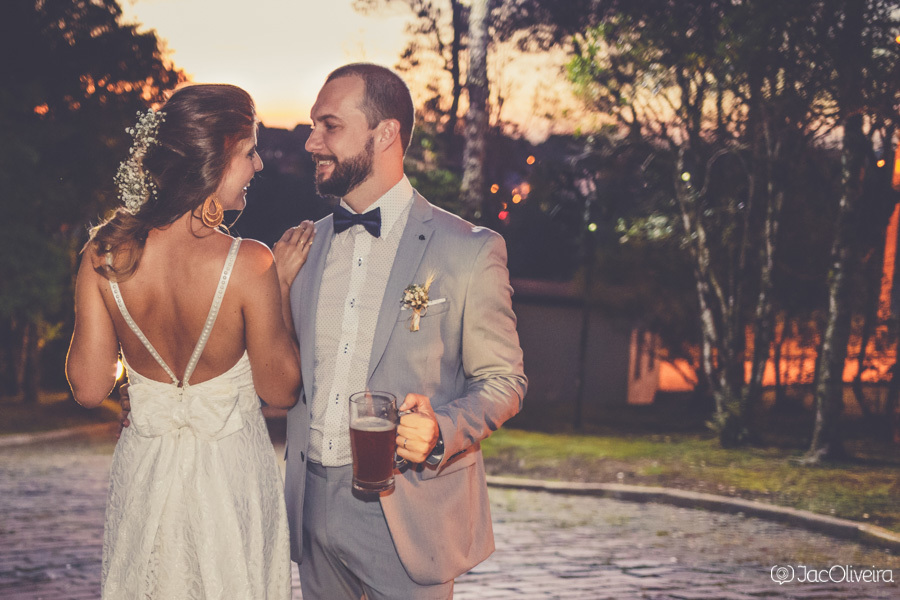mini ensaio dos noivos pós casamento detalhes de tope nas costas do vestido de noiva