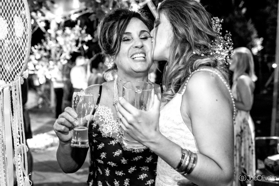 noiva beija a mãe durante casamento na cervejaria