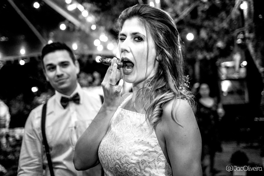 noiva pisca com charuto na boca para fotógrafa de casamento jac oliveira