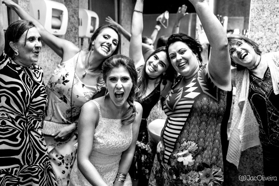 mulheres no banheiro fazendo bagunça no casamento da fernanda