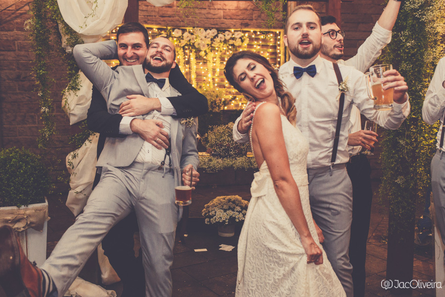 foto com amigos no casamento mas sem ser posada