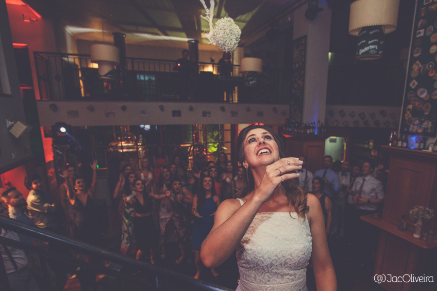 fotografa de casamento porto alegre registra noiva fernanda jogando buque