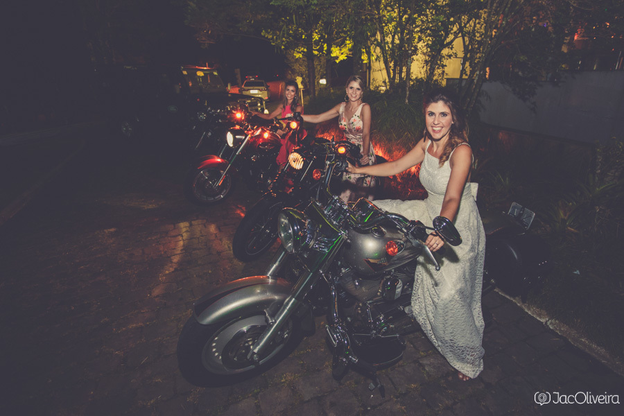 noiva e madrinhas sentadas na moto harley davidson no casamento na cervejaria em canela