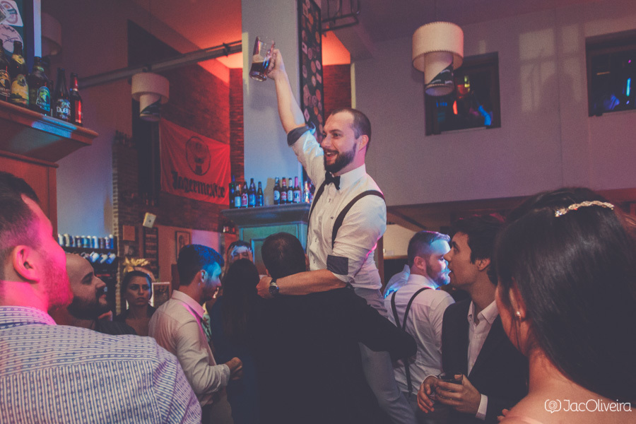noivo andrew é levantado por amigo na festa de casamento