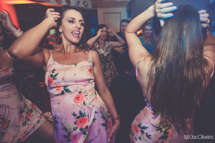 moça dança com vestido florido de madrinha de casamento