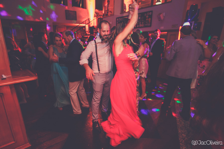 casal dança e gira o vestido pink da mulher