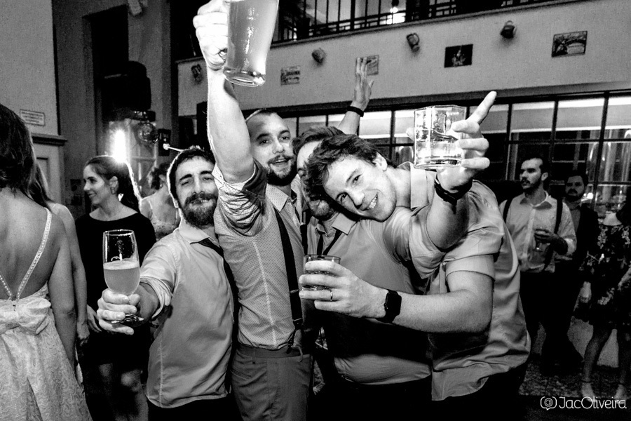 fotografia de casamento documental destination wedding canela amigos bebendo