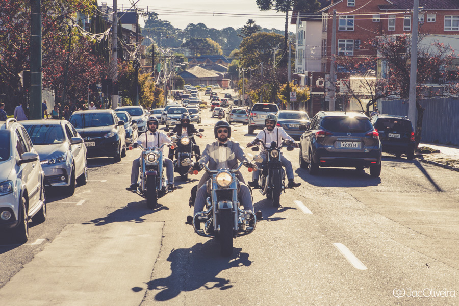 noivo vai para o casamento de moto harley davidson em canela rs