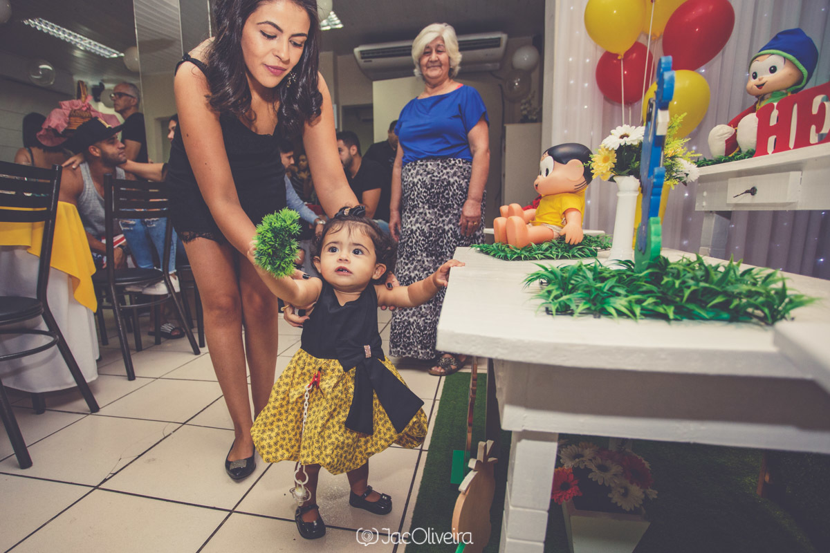 fotógrafo festa infantil porto alegre menina na mesa do bolo