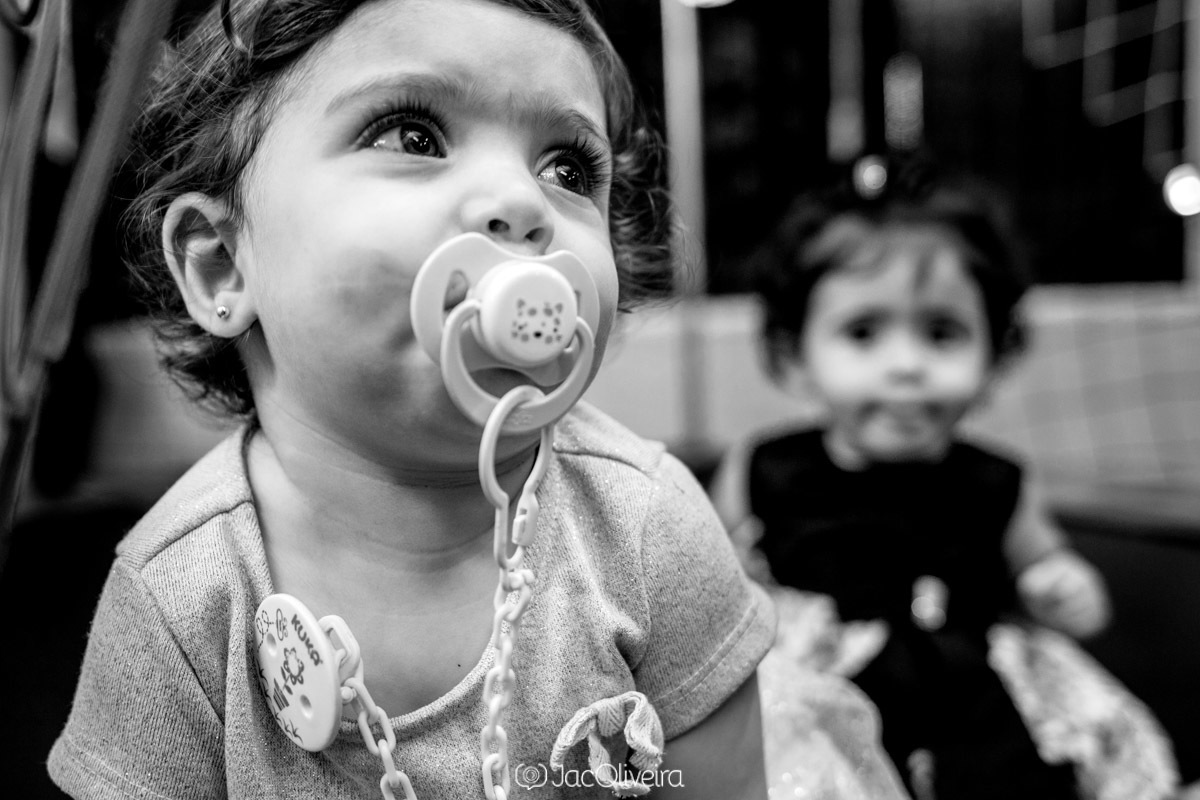 close na menina com bico na boca na cama elastica aniversário de um aninho em porto alegre