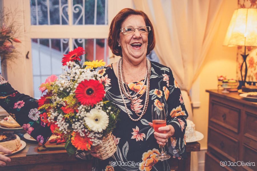 angélica e buque de flores em seu aniversário 80 anos em porto alegre