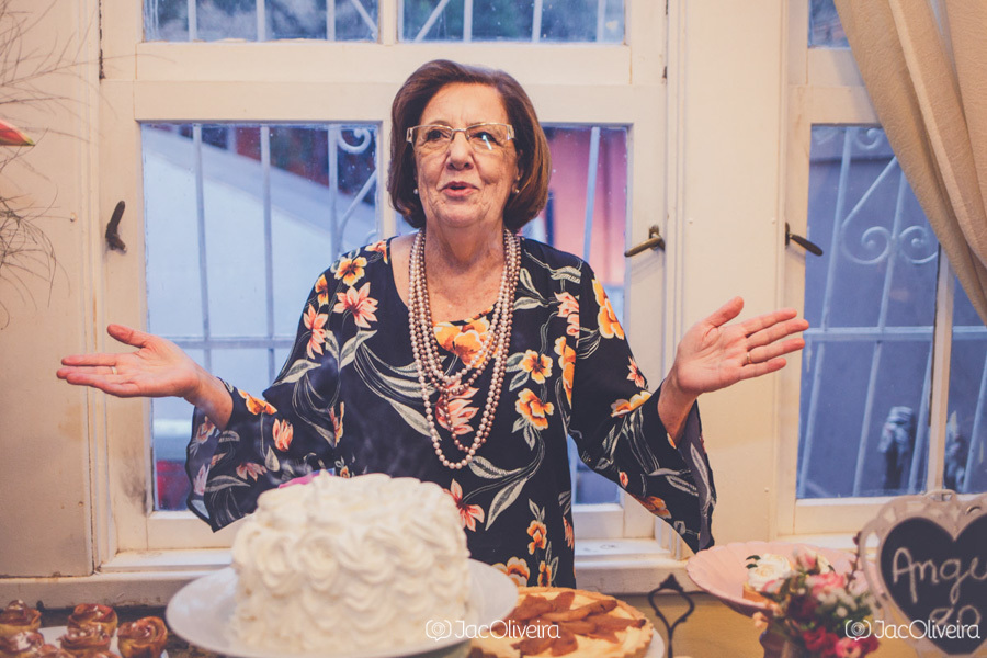 angelica canta parabéns de 80 anos com familia no house café bistrô