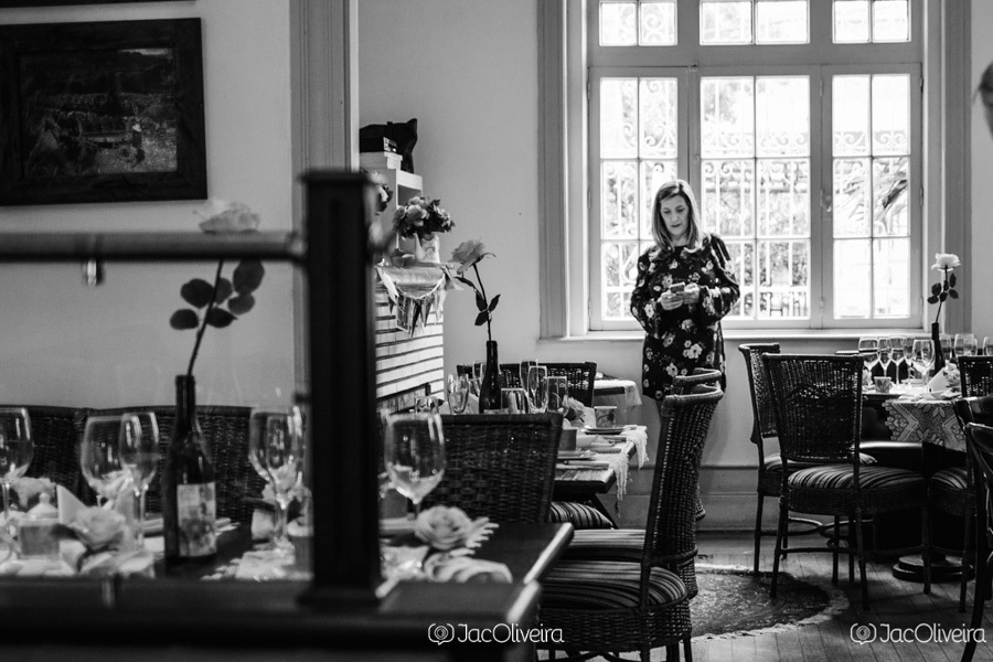 house café bistrô mulher vendo celular na janela