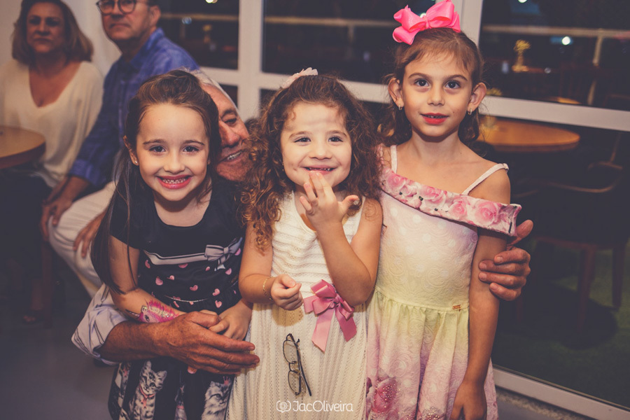 crianças com avô no aniversário da valentina porto alegre