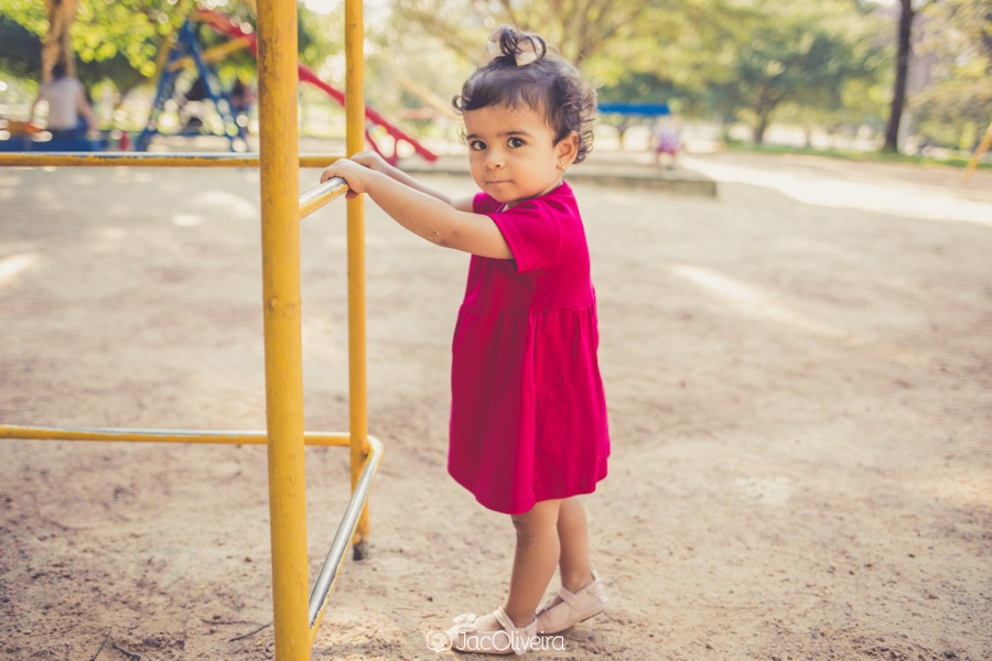 menina de vestido vermelho na praça da encol ensaio dia das mães