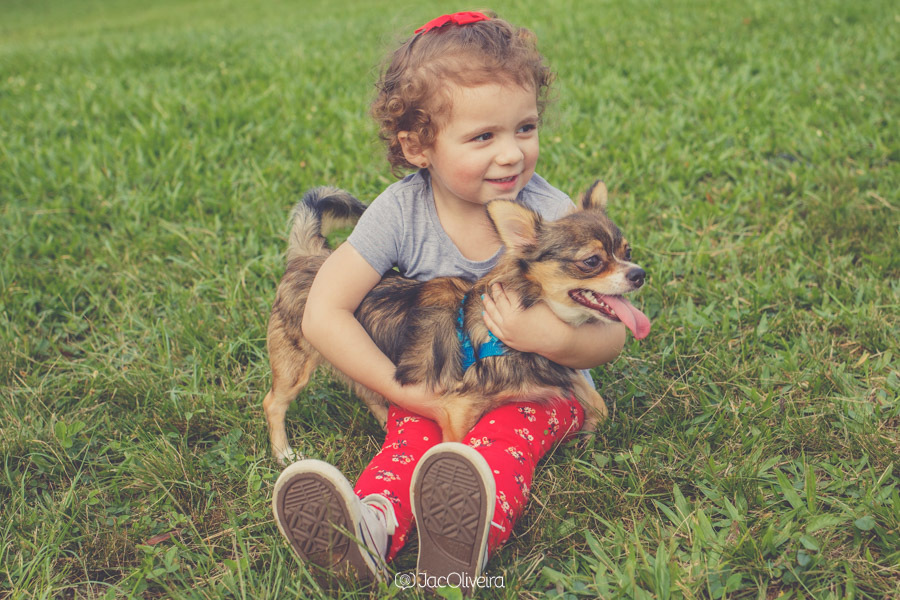 ana julia e cão em ensaio no parque germânia