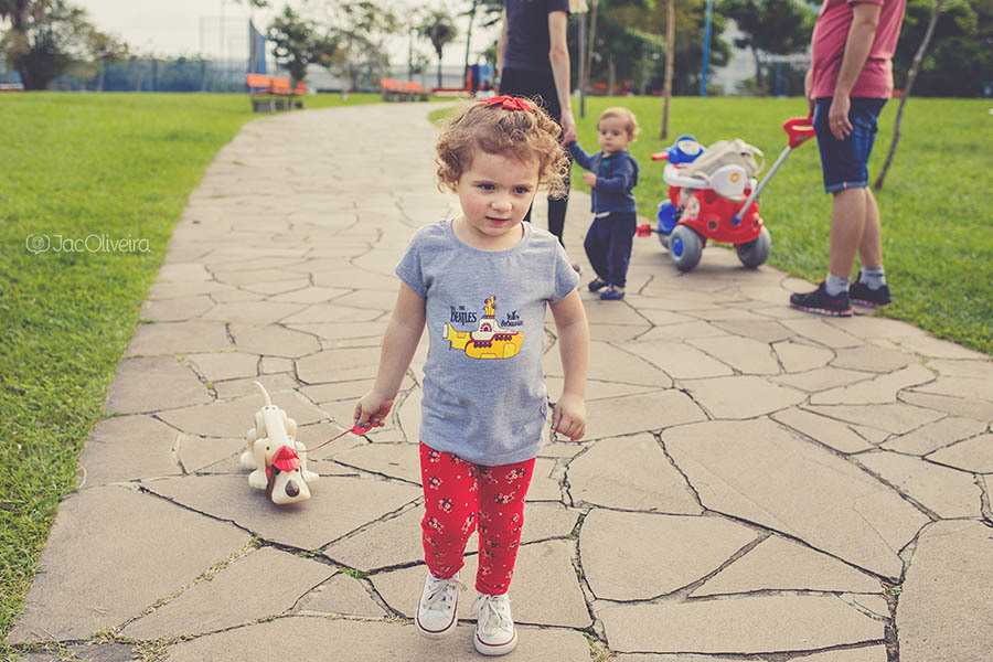 ana julia passeando com seu cachorro no parque germânia durante ensaio fotográfico em porto alegre