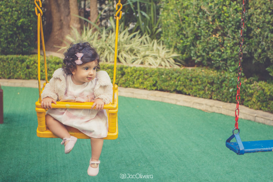 clara no balanço da pracinha do prédio durante festa de 1 aninho porto alegre