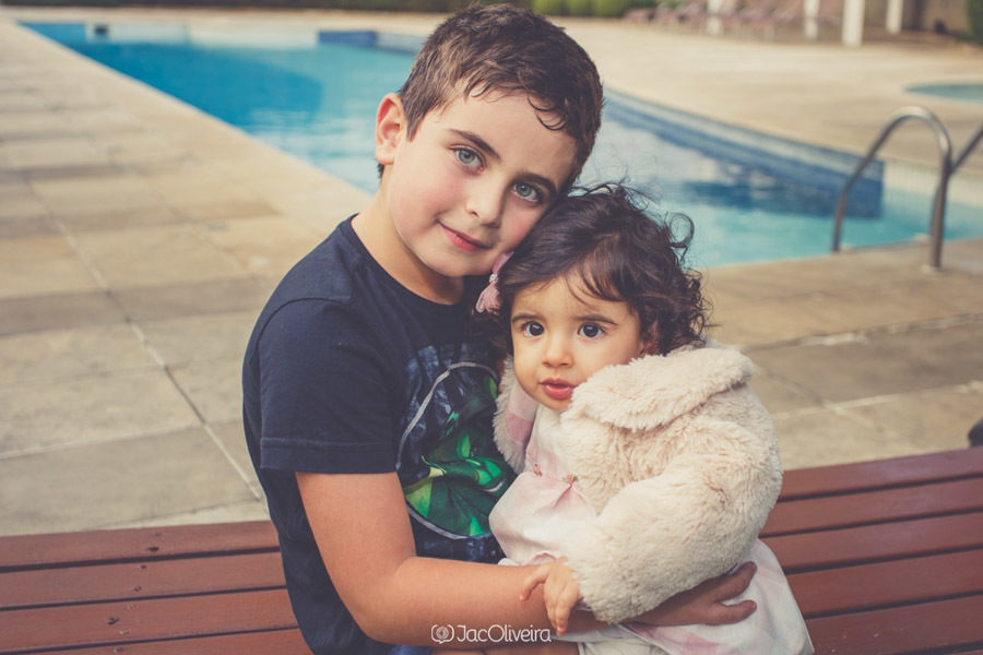 crianças posando na piscina do prédio porto alegre