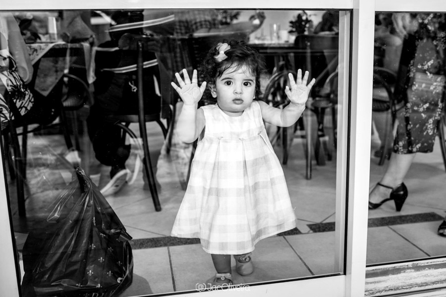 menina de 1 ano de pé na porta de vidro aniversário 1 aninho porto alegre