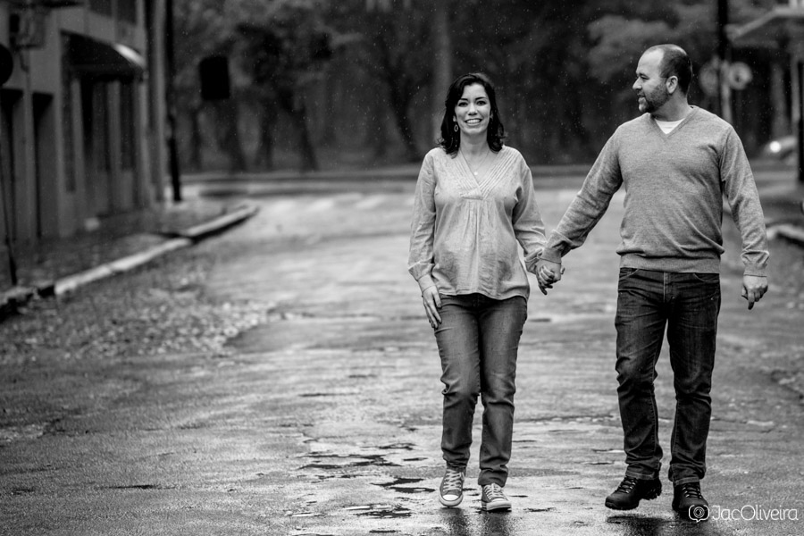 casal caminhando pela rua na chuva em ensaio de gestante cidade baixa porto alegre