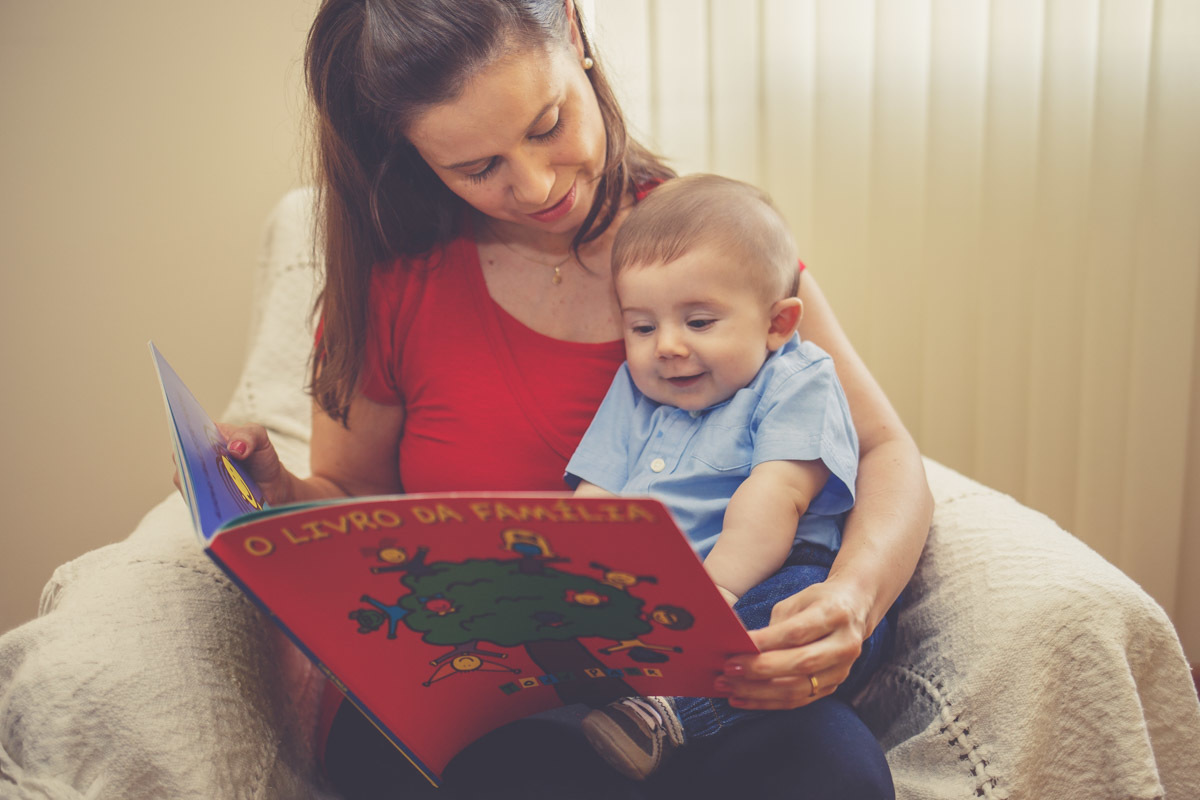 juliana e felipe bebê olhando livro de historinhas porto alegre