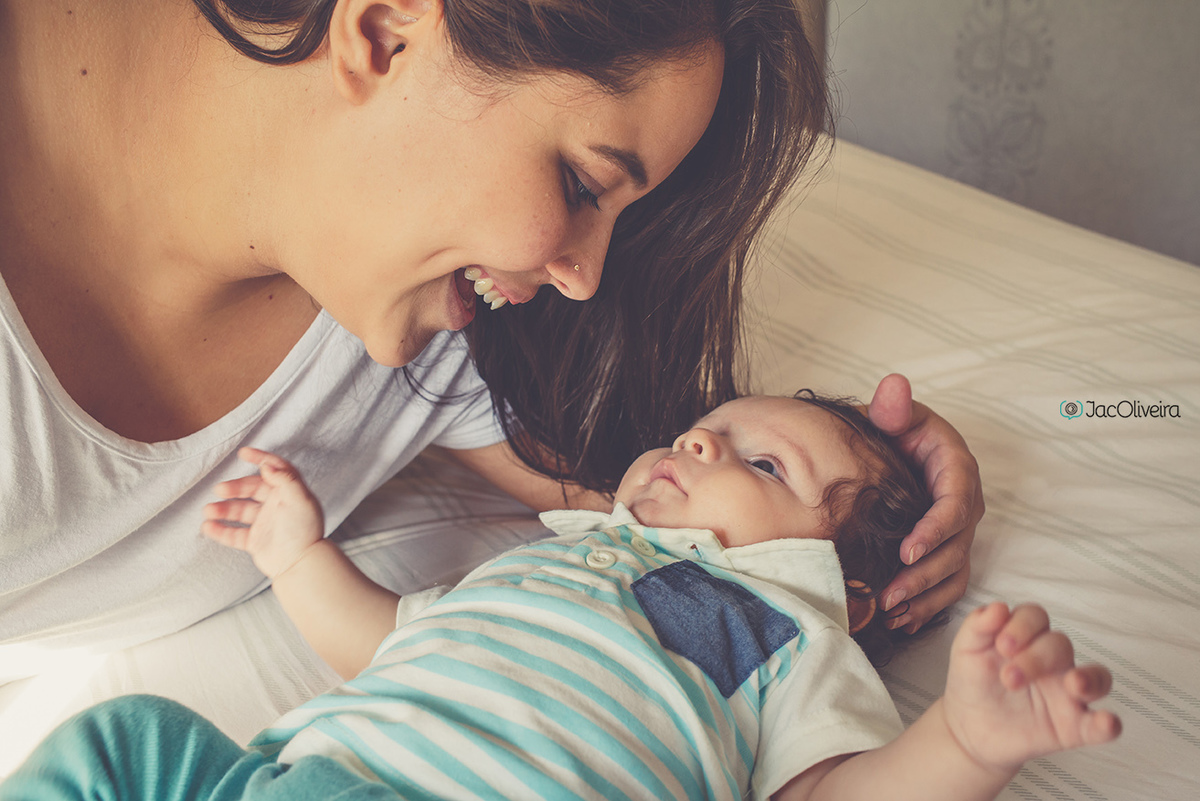 mãe brincando com bebê foto em casa fotografo em porto alegre