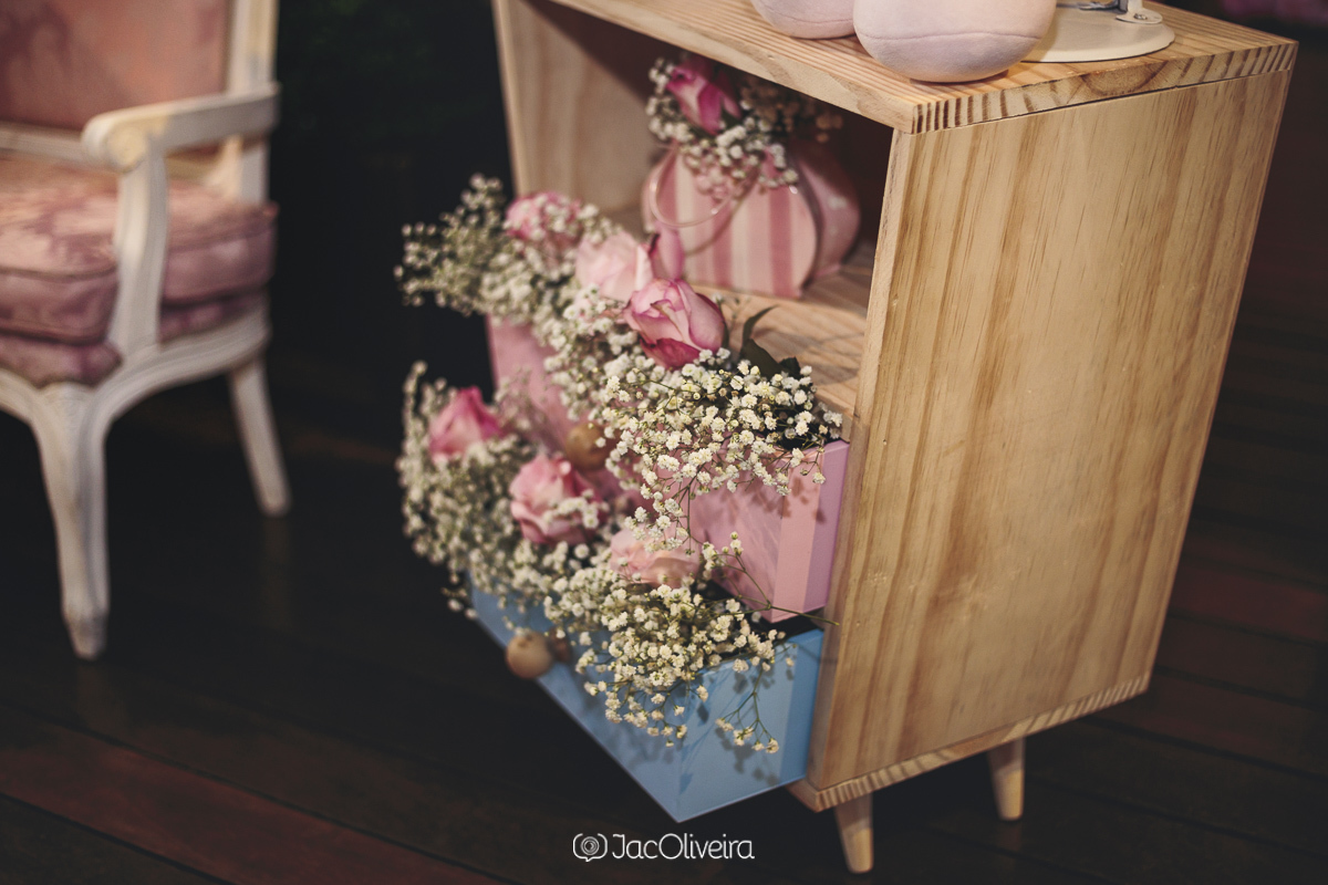 detalhe decoração infantil flores e rosas
