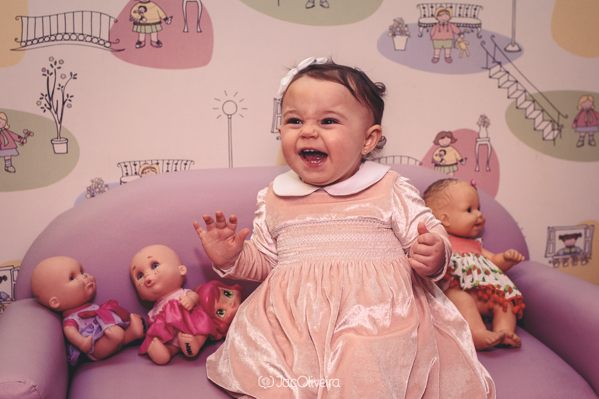 fotógrafo em porto alegre aniversario infantil menina brincando vestido de veludo rosa