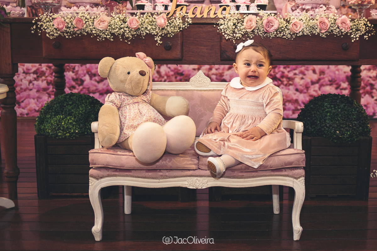 joana faz 1 ano posando com ursinho chorando porto alegre merci casa de festa