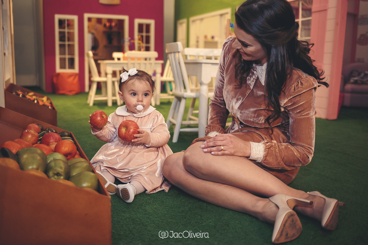 mãe e filha brincam no espaço baby na merci porto alegre