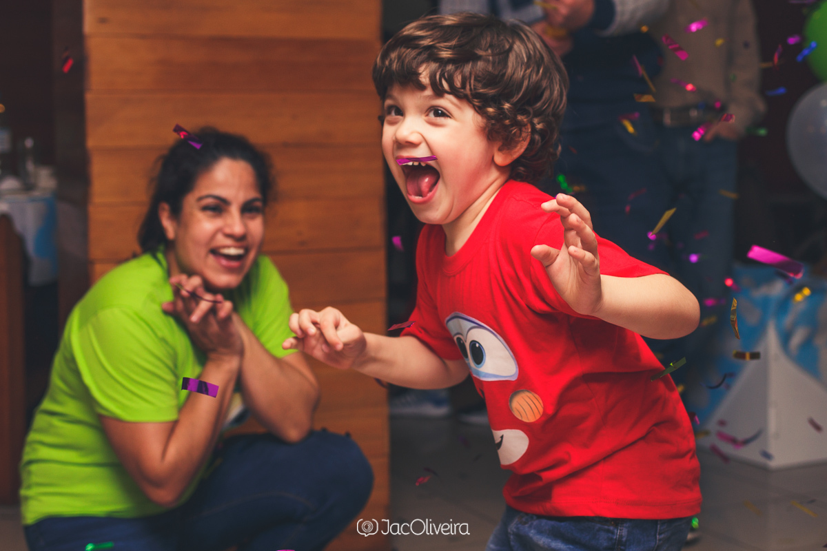 criança brinca na chuva de papel picado aniversário infantil porto alegre esteio
