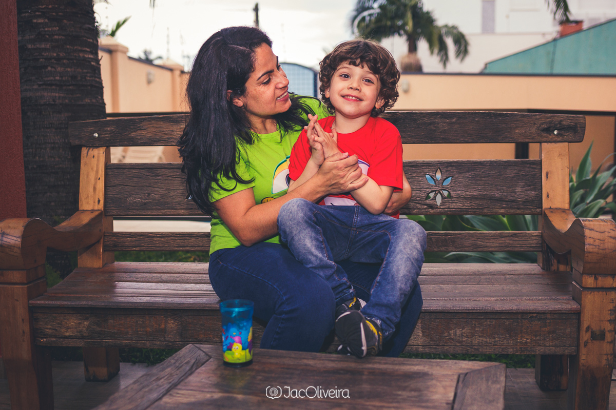 mãe e filho no aniversário infantil em casa esteio