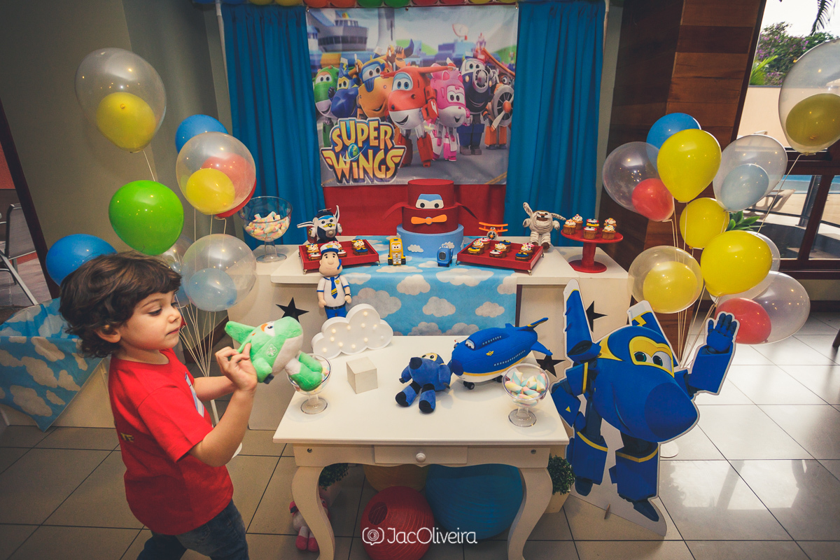 pedro olhando decoração super wings porto alegre