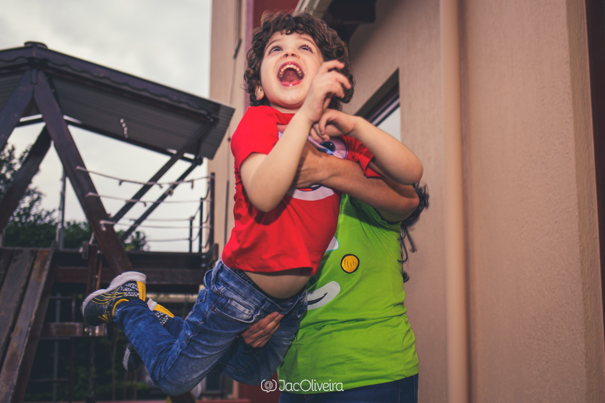 mae levanta menino brincando de avião 