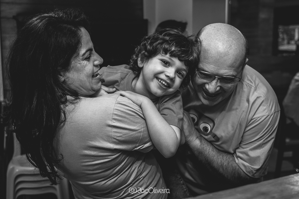 fotógrafo festa infantil porto alegre registra pais com criança em foto espontanea