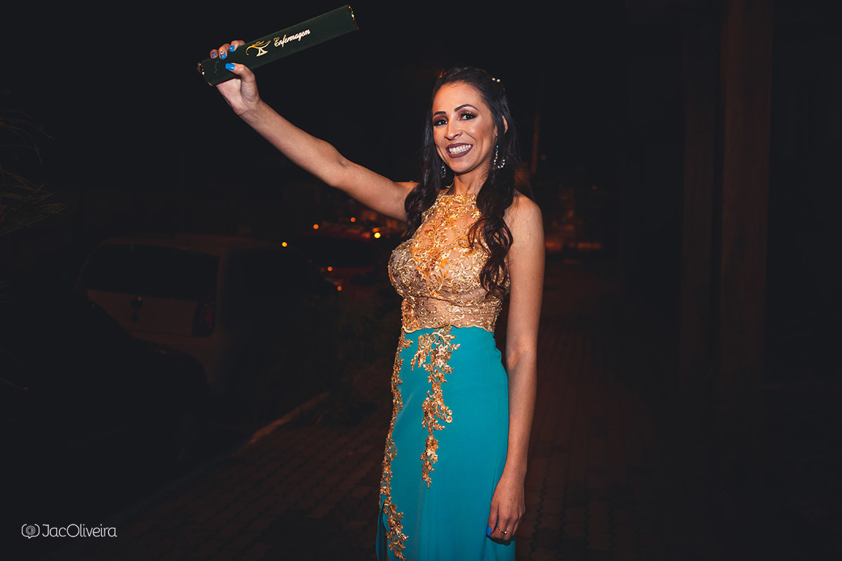 formanda com diploma verde posando para fotografo em porto alegre