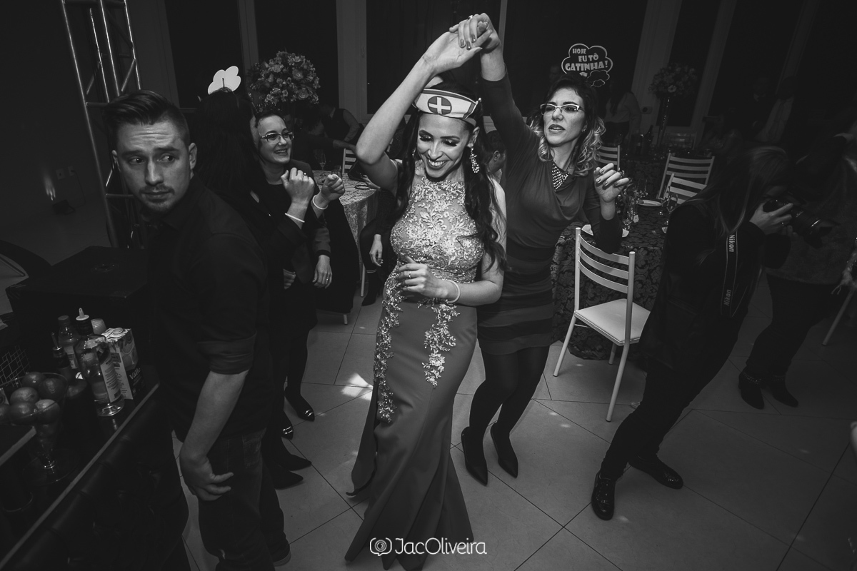 formanda dançando com amigos em sua festa de formatura porto alegre