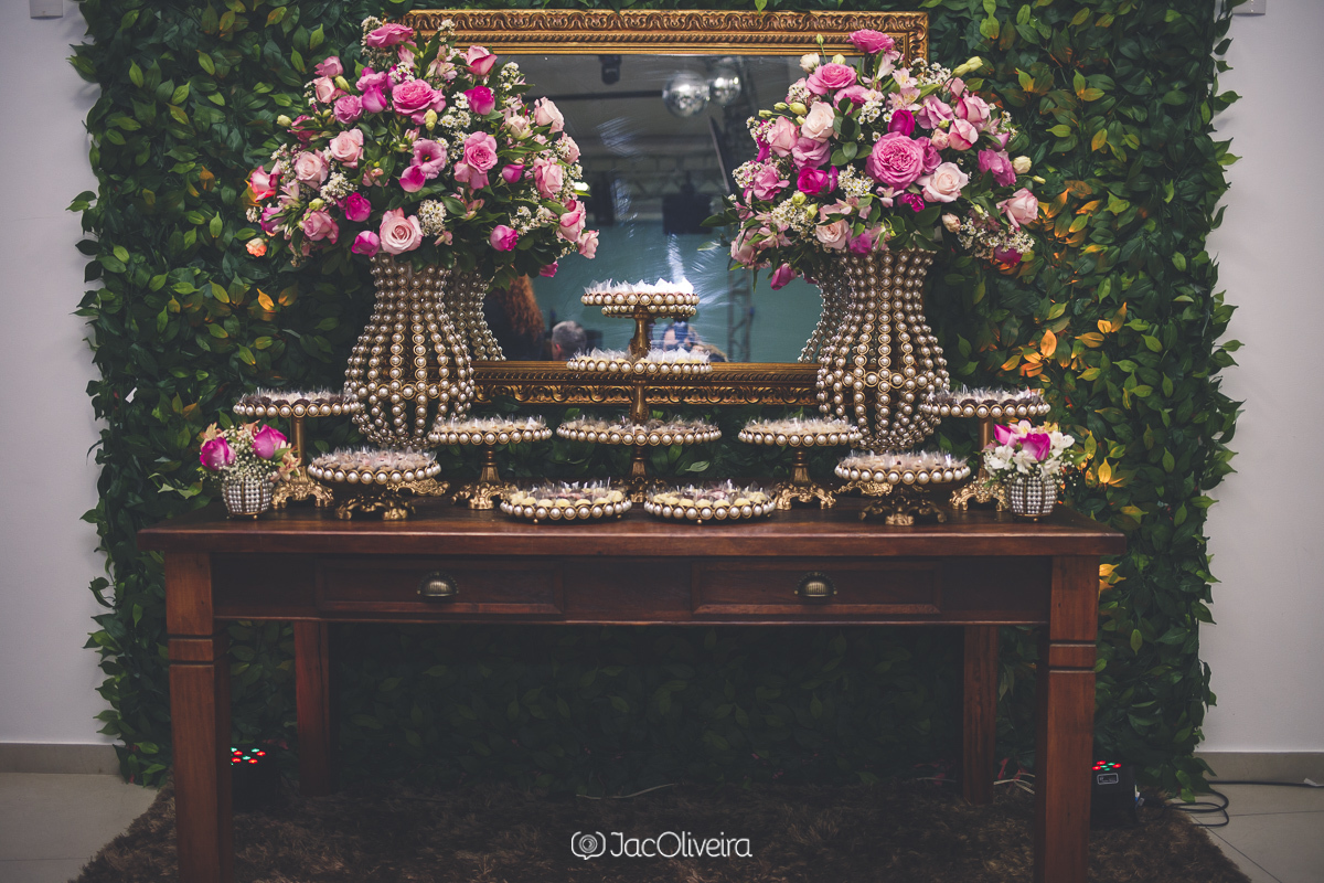 mesa de doces decorada com flores e folhas para formatura porto alegre